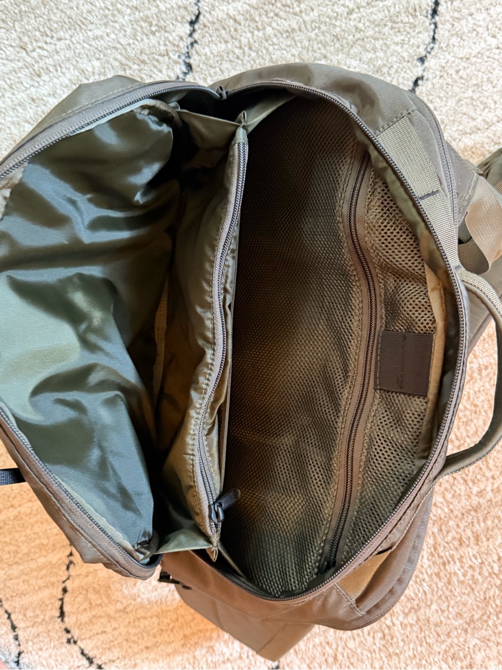 The North Face Borealis Sling Backpack Crossbody Bag Olive Green NWOT - Picture 3 of 4